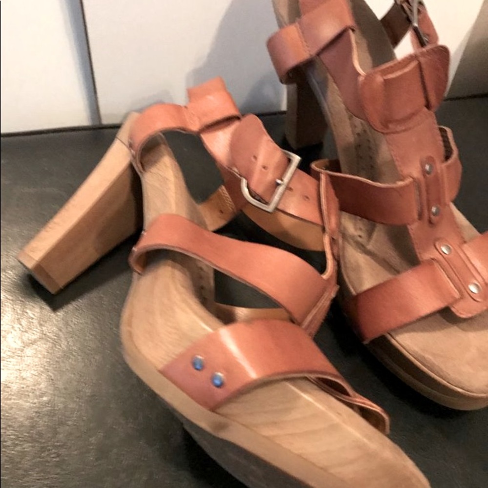 Brown strap he sandals with padding bottoms